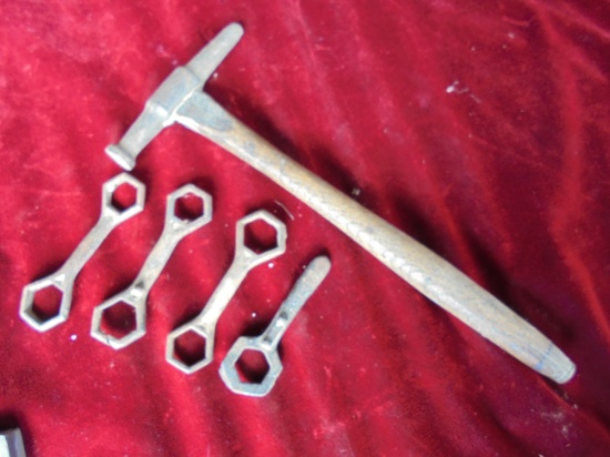 4 SMALL ANTIQUE WRENCHES AND AN ODD LITTLE HAMMER
