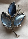 VINTAGE FLORENZA RHINESTONE MOLDED GLASS LEAVES PIN BROOCH