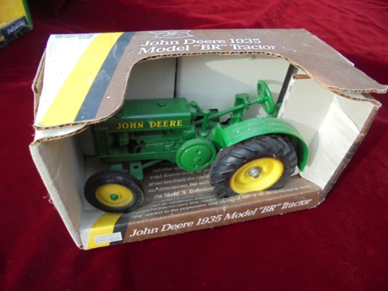 NEW IN BOX JOHN DEERE 1935 MODEL "BR" TRACTOR 1/16 SCALE TOY