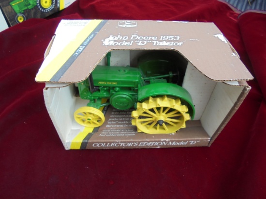 JOHN DEERE 1953 MODEL 'D' TOY TRACTOR IN THE BOX