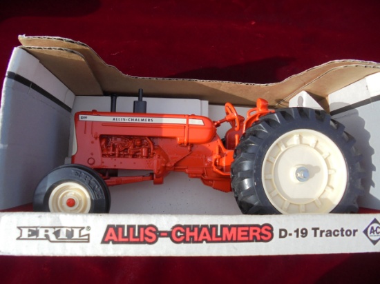 ALLIS-CHALMERS "D-19" TOY TRACTOR IN BOX