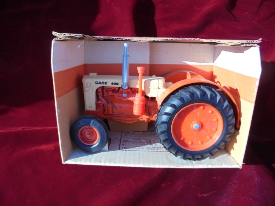 NEW IN BOX CASE 600 TRACTOR MADE BY ERTL