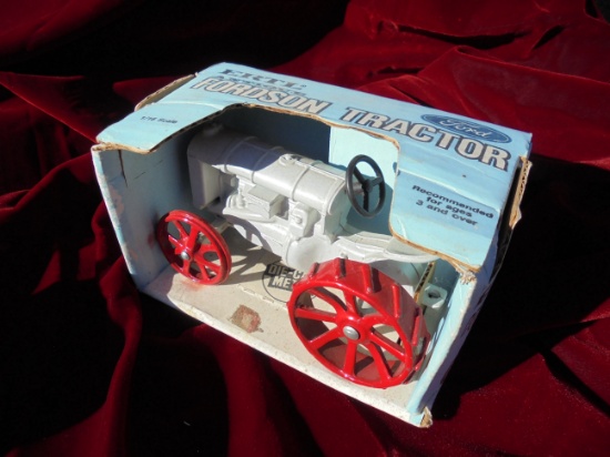 1/16 SCALE FORDSON TOY TRACTOR STILL IN BOX
