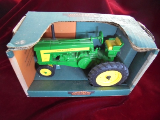 IN BOX JOHN DEERE TOY 720 TRACETOR