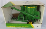 JOHN DEERE GRINDER/MIXER - 1/16 SCALE BY ERTL