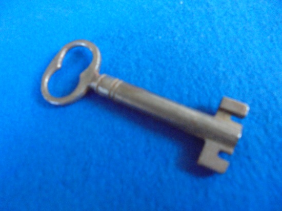 OLD TRUNK LOCK KEY-WITH DOUBLE END - QUITE EARLY