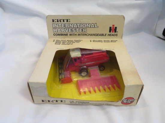 ERTL INTERNATIONAL HARVESTER COMBINE w/HEADS
