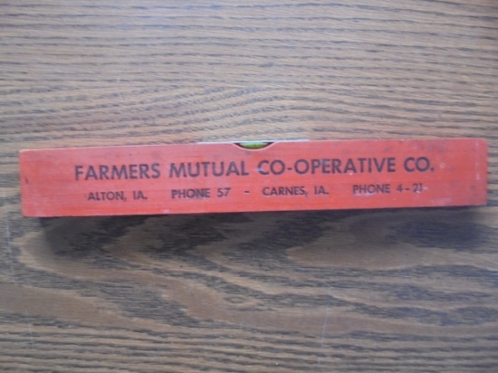 OLD WOOD LEVEL WITH ADVERTISING-"FARMERS MUTUAL CO-OPERATIVE" ALTON IOWA