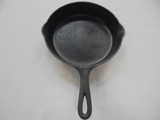 OLD CAST IRON NUMBER 6 GRISWOLD SKILLET