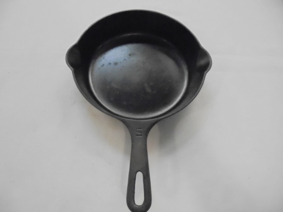 OLD CAST IRON GRISWOLD NUMBER 5 CAST IRON PAN