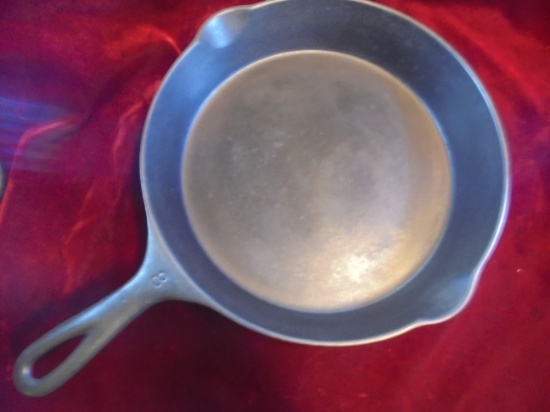 OLD CAST IRON NUMBER 8 WAGNERWARE SKILLET-NICE CONDITION