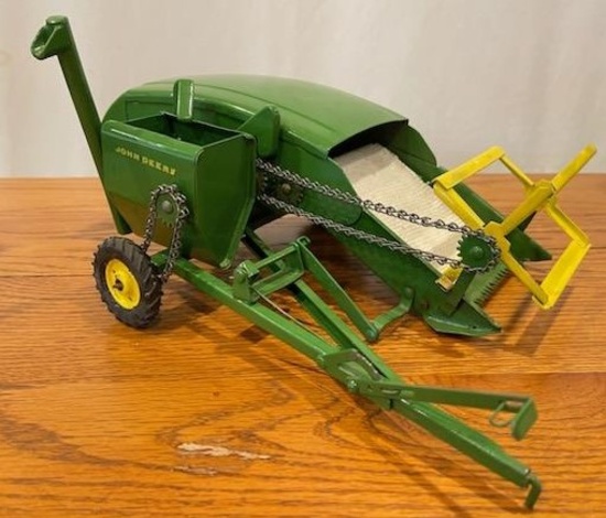 JOHN DEERE PULL TYPE COMBINE