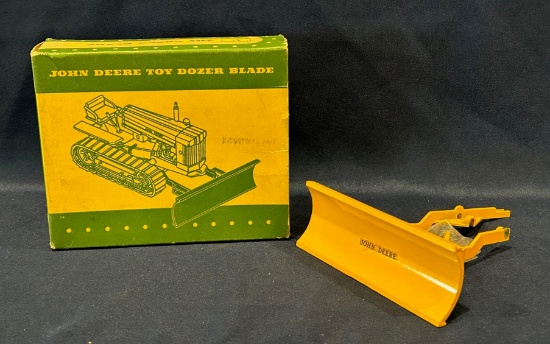 JOHN DEERE - INDUSTRIAL - TOY DOZER BLADE WITH BOX