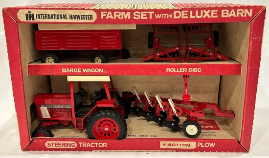 INTERNATIONAL HARVESTER FARM SET WITH DELUXE BARN -- IH 886 TRACTOR