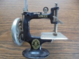 ANTIQUE SINGER SEWING MACHINE - TOY MODEL OR SMALL HAND CRANK-NICE