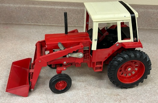 INTERNATIONAL 1586 TRACTOR WITH LOADER
