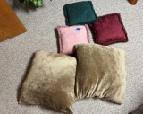 GROUP OF PILLOWS