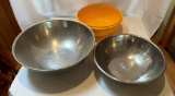 STAINLESS STEEL AND PLASTIC MIXING BOWLS
