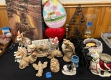 LARGE GROUP OF HOLIDAY DÉCOR ITEMS