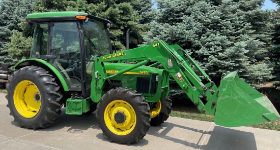 JOHN DEERE 5240 MFWD TRACTOR w/ 541 LOADER