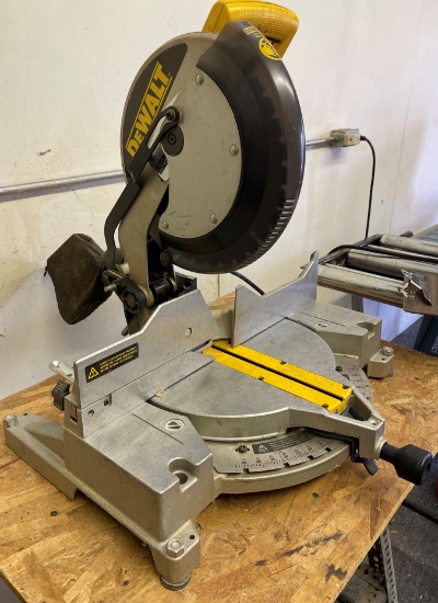 DEWALT 12" COMPOUND MITER SAW