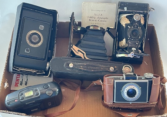 GROUPING OF VINTAGE CAMERAS
