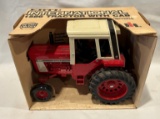 INTERNATIONAL 1585 TRACTOR WITH CAB - ERTL 1/16 SCALE