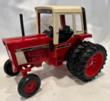 INTERNATIONAL 1586 TRACTOR WITH CAB & DUALS