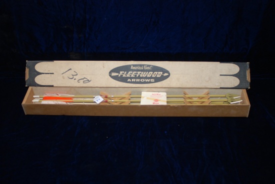 Vintage Fleetwood (6) Arrows in Bow w/ Bear Razor-heads “Americas Finest Arrows