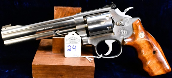Smith & Wesson Model 617 6' .22 Revolver