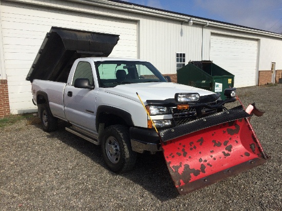 2005 CHEVY 2500HD 6L,GAS,4X4,8' BED W/SLIDE IN DUMP AND BOSS 'V' PLOW