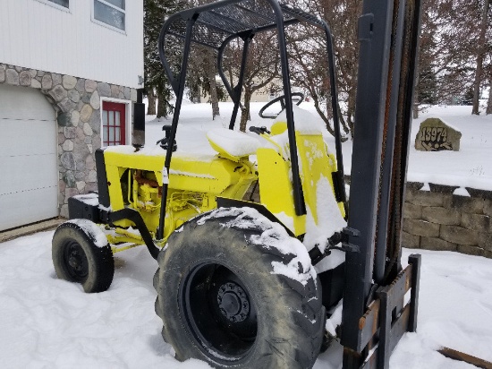 Case heavy-duty forklift tractor, gas