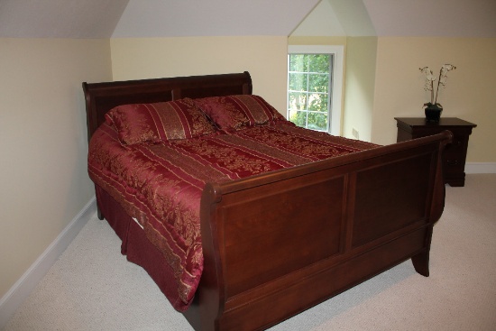 Broyhill 4pc Queen Size Bedroom Suite w/ Mattress, Boxspring & Bedding