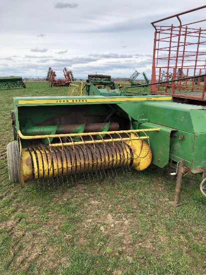 John Deere 346 square baler with pan kicker