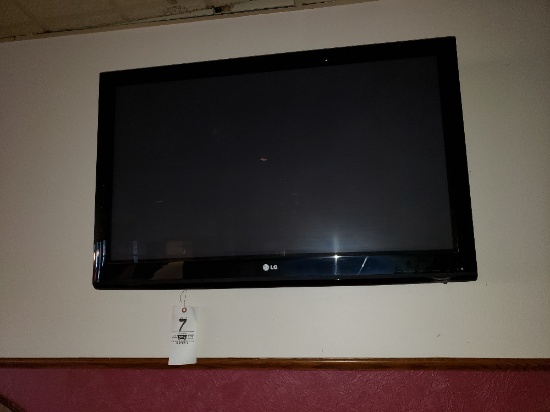 2009 Plasma 42 inch LG TV with Wall Mount