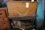 Early blanket box - Table