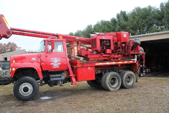 1974 FORD 900 AWD PRESSURE AUGER TRUCK