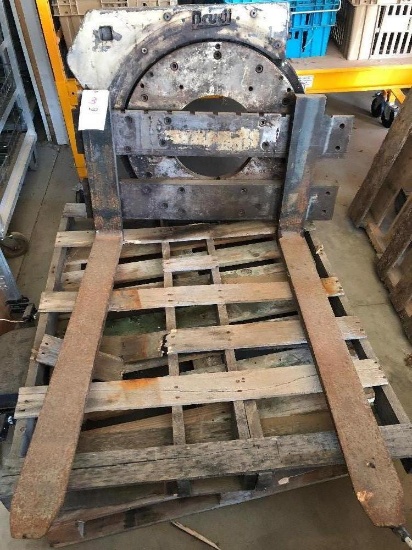 Brudi 4,400-lb. rotating pallet fork attachment