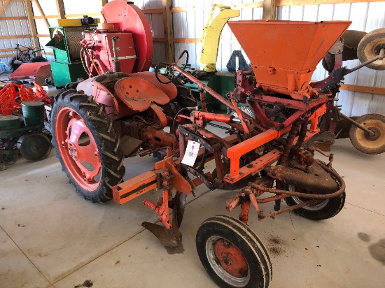 Allis Chalmers "G" Tractor w/ fertilizer dresser and hilling disc