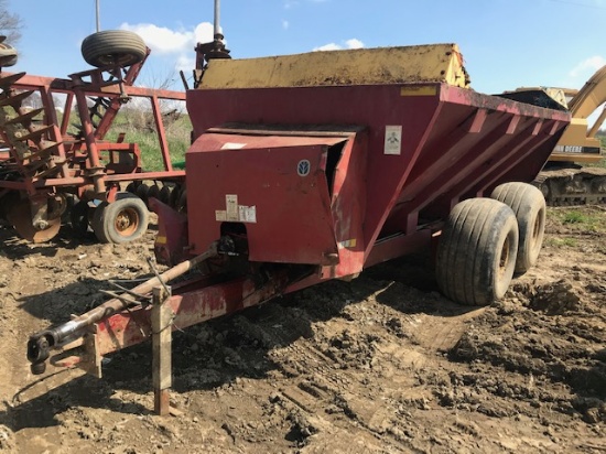 NH 3114 tandem axle V- manure spreader