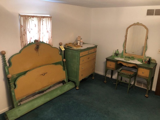 3-pc. Vintage Bedroom Set, Full Size Bed *Mirror Is Damaged*