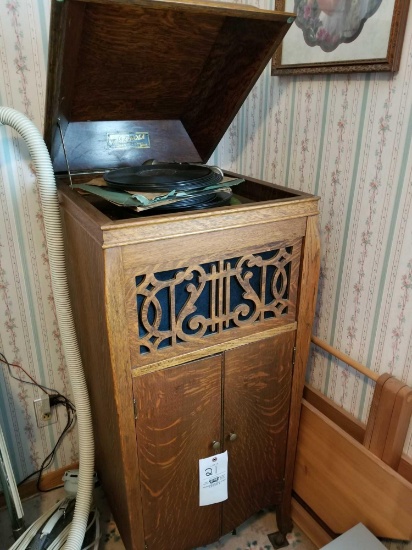 Vitanola victrola, oak case, comes with records