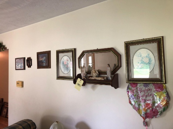 Assorted wall decor items