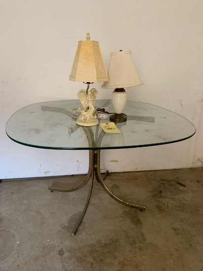 Table w/ 2 lamps