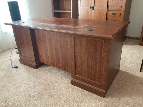 Medium size office desk with 5 drawers, great condition