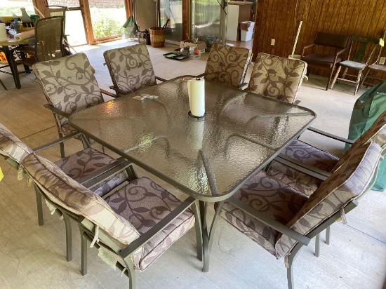 Very nice aluminum patio table with 8 chairs