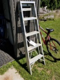 Aluminum stepladder