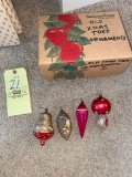 4 early Christmas bulbs