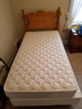 Single bed with pine headboard, mattress/boxspring and Hollywood frame