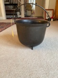 Footed cast-iron pot w/ handle, 9.5